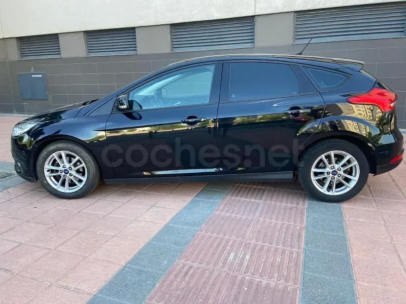 Usado Ford Focus ST-Line 125 CV (91 kW) 2017 Negro Berlina