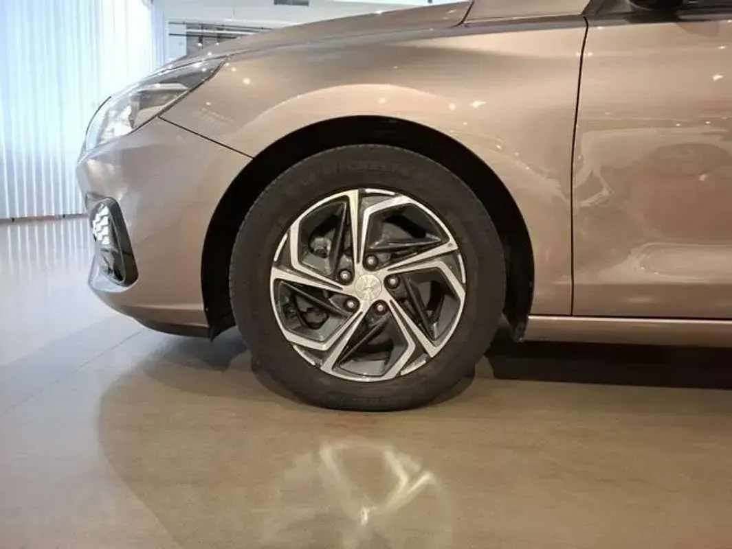 Usado Hyundai i30 120 CV (88 kW) 2022 Marrón Berlina