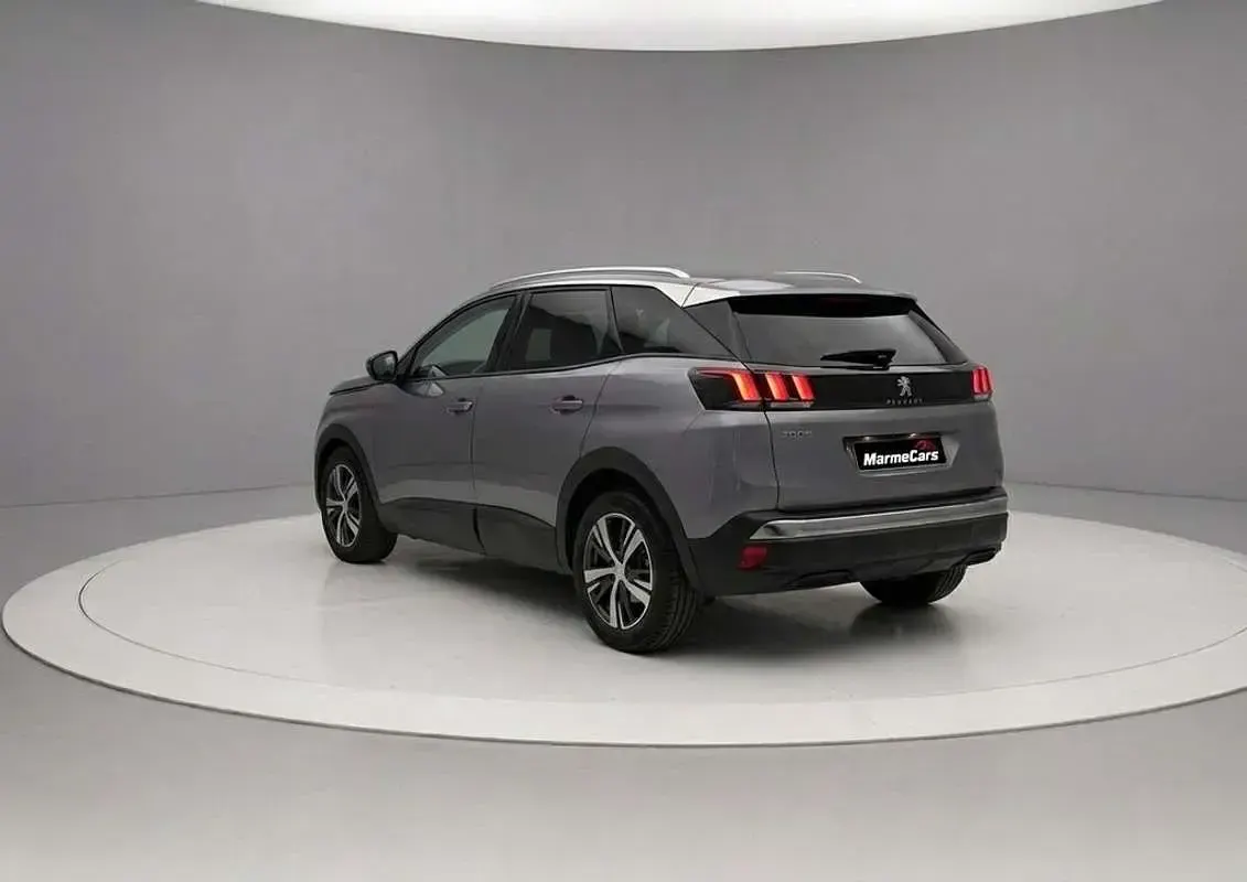 Usado Peugeot 3008 Active 129 CV (94 kW) 2021 Gris SUV