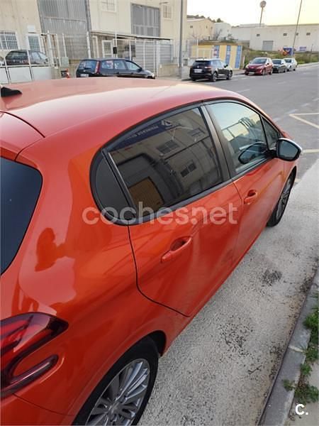 Usado Peugeot 208 Style 82 CV (60 kW) 2017 Naranja Utilitario