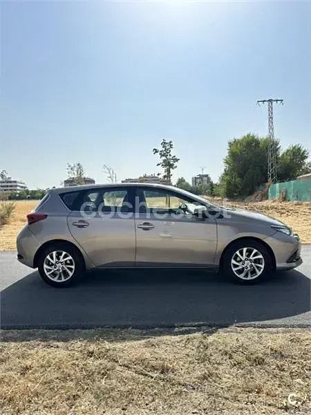 Usado Toyota Auris Active 116 CV (85 kW) 2015 Beige Berlina