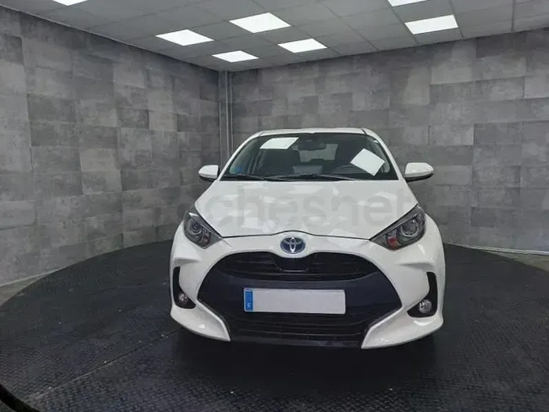 Usado Toyota Yaris Hybrid Active 116 CV (85 kW) 2022 Blanco Berlina