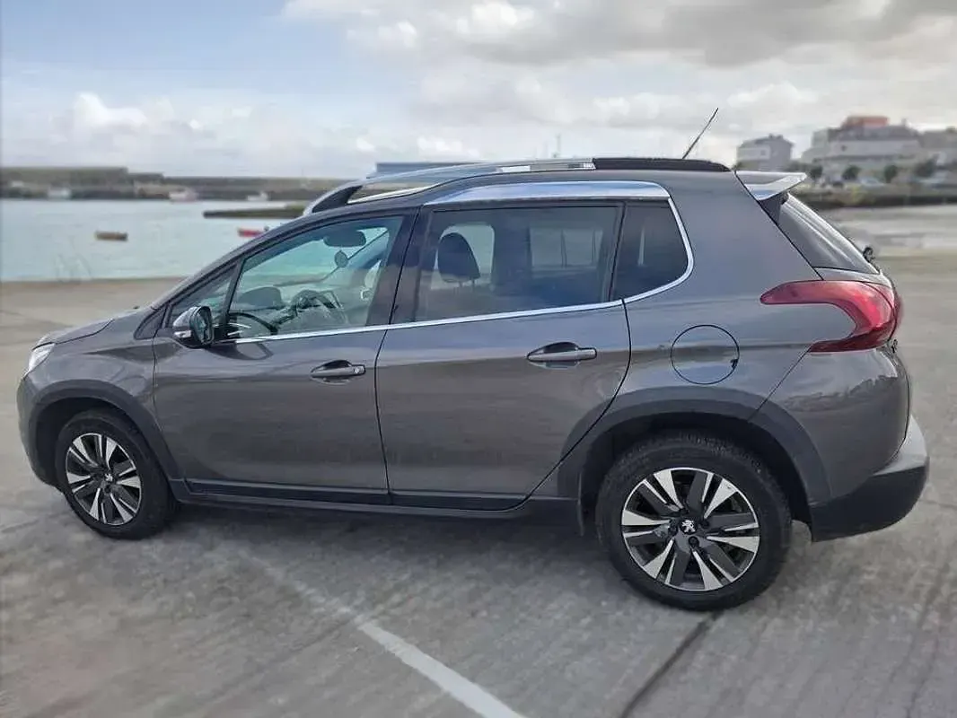 Usado Peugeot 2008 Allure 120 CV (88 kW) 2018 Gris SUV