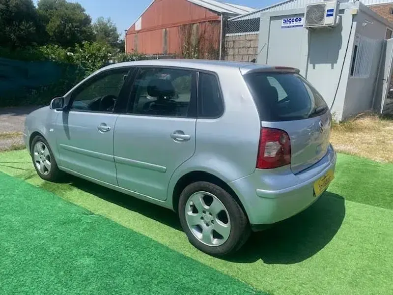 Usado VW Polo Advance 70 CV (51 kW) 2005 Gris / plata Utilitario