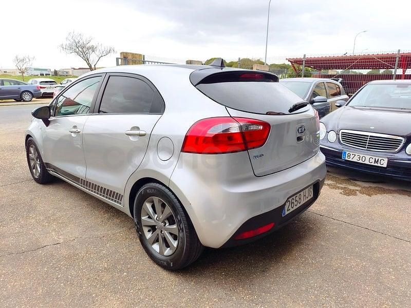 Usado Kia Rio 109 CV (80 kW) 2012 Gris / plata Berlina