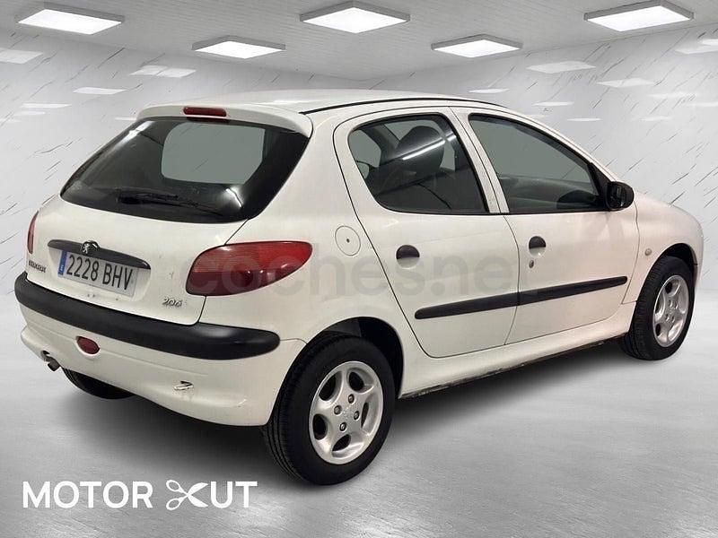 Usado Peugeot 206 90 CV (66 kW) 2004 Blanco Berlina