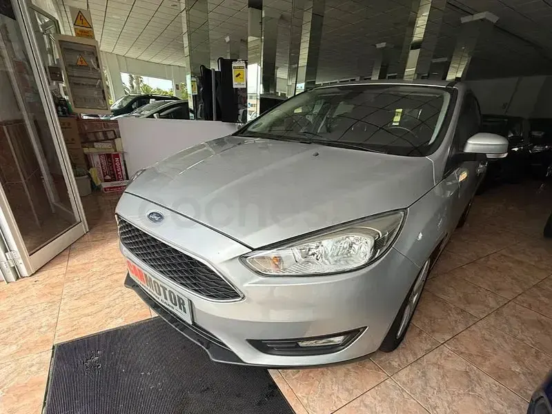 Usado Ford Focus Trend 100 CV (73 kW) 2017 Gris / plata Berlina