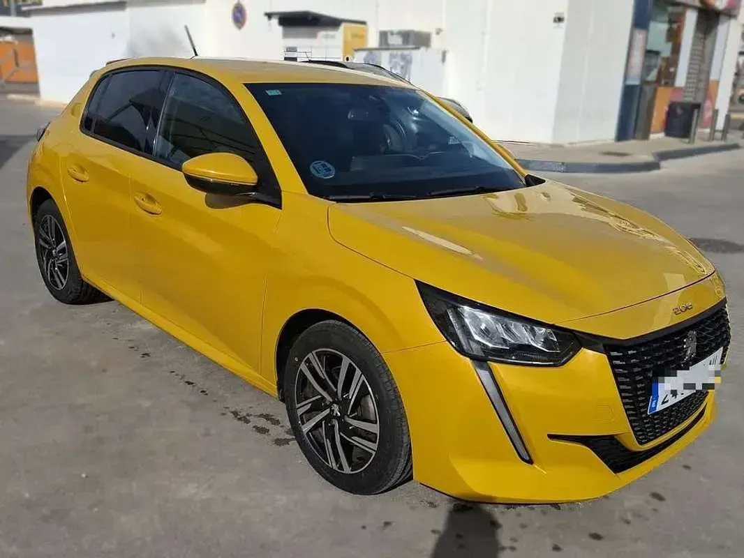 Usado Peugeot 208 Allure 102 CV (75 kW) 2021 Amarillo Utilitario