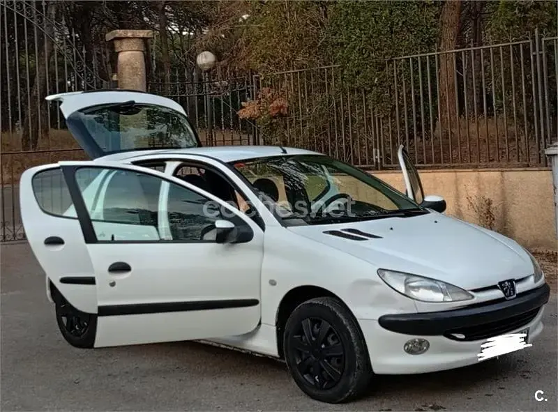 Usado Peugeot 206 70 CV (51 kW) 1999 Blanco Utilitario