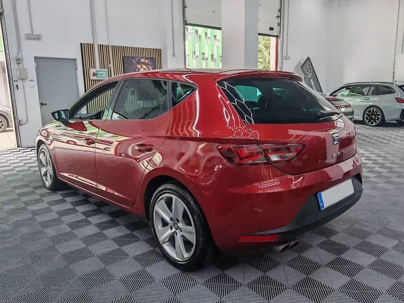 Usado Seat Leon FR 125 CV (91 kW) 2016 Granate Berlina