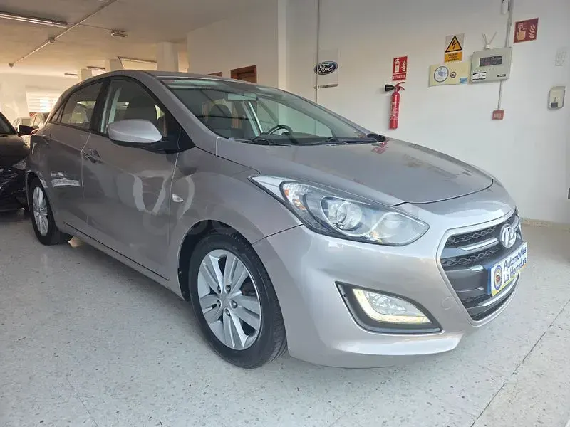 Usado Hyundai i30 100 CV (73 kW) 2016 Beige Berlina