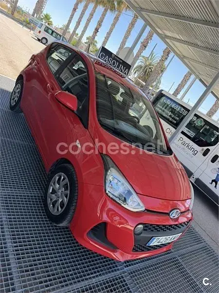 Usado Hyundai i10 GO! 66 CV (48 kW) 2018 Rojo Utilitario