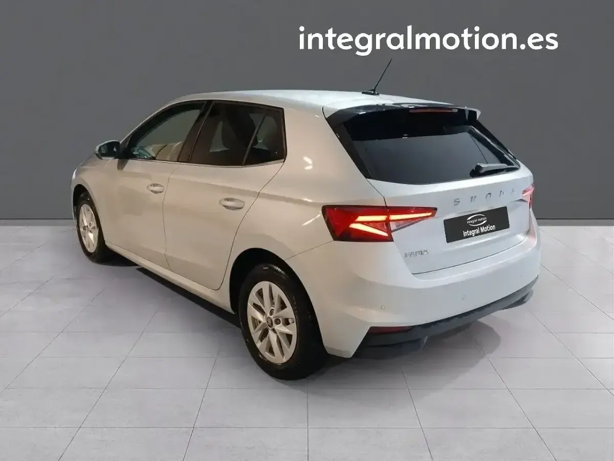 Usado Skoda Fabia Selection 95 CV (69 kW) 2025 Gris Utilitario