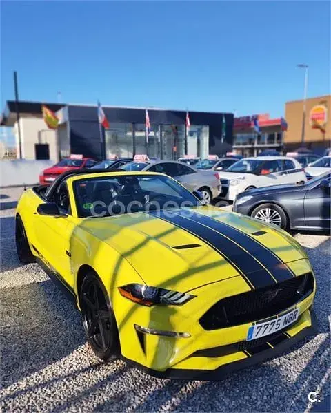 Usado Ford Mustang GT 450 CV (330 kW) 2022 Amarillo Descapotable