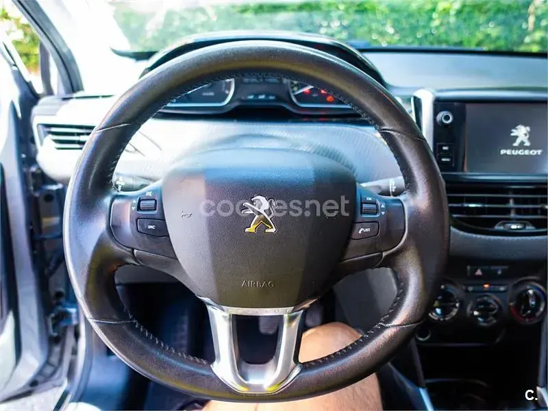Usado Peugeot 2008 Active 110 CV (80 kW) 2017 Gris / plata SUV