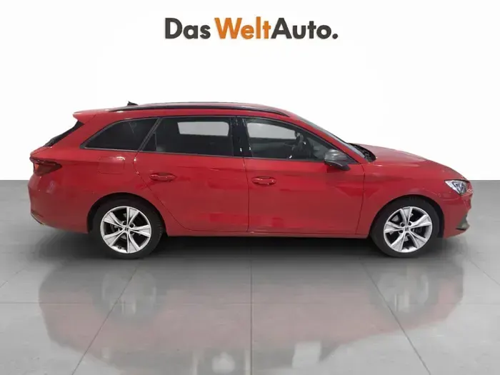 Usado Seat Leon FR 150 CV (110 kW) 2022 Rojo Familiar