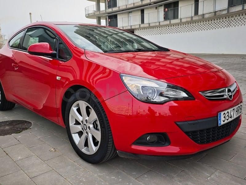 Usado Opel Astra GTC Selective 140 CV (102 kW) 2013 Rojo Berlina