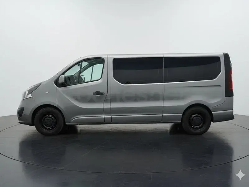 Usado Renault Trafic 110 CV (80 kW) 2015 Gris / plata Monovolumen