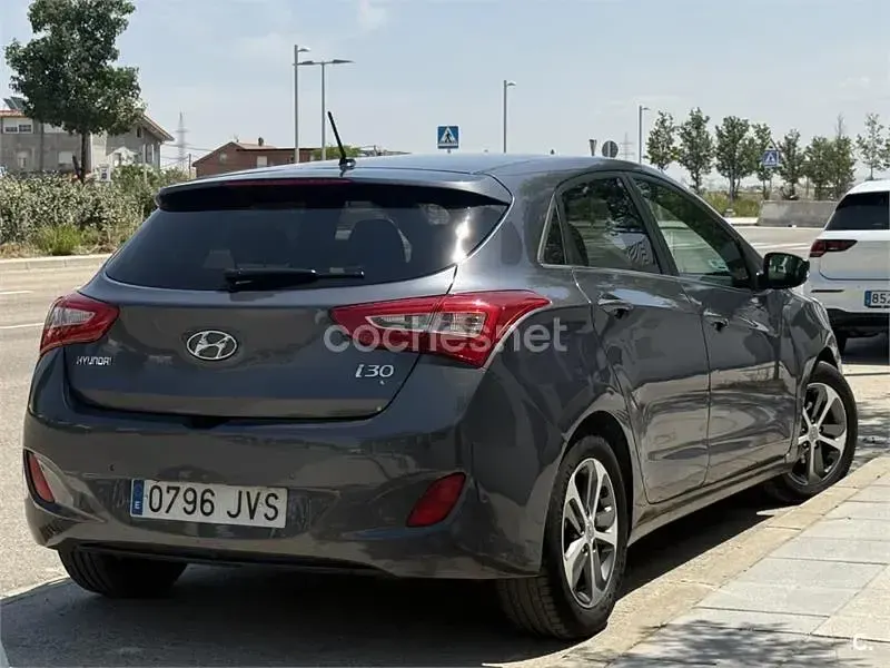 Usado Hyundai i30 110 CV (80 kW) 2016 Gris / plata Berlina