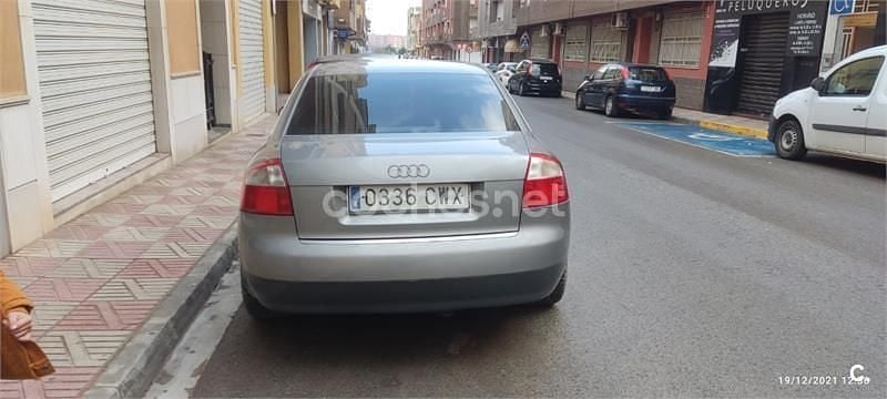 Begagnad Audi A4 130 HK (95 kW) 2004 Grå Sedan