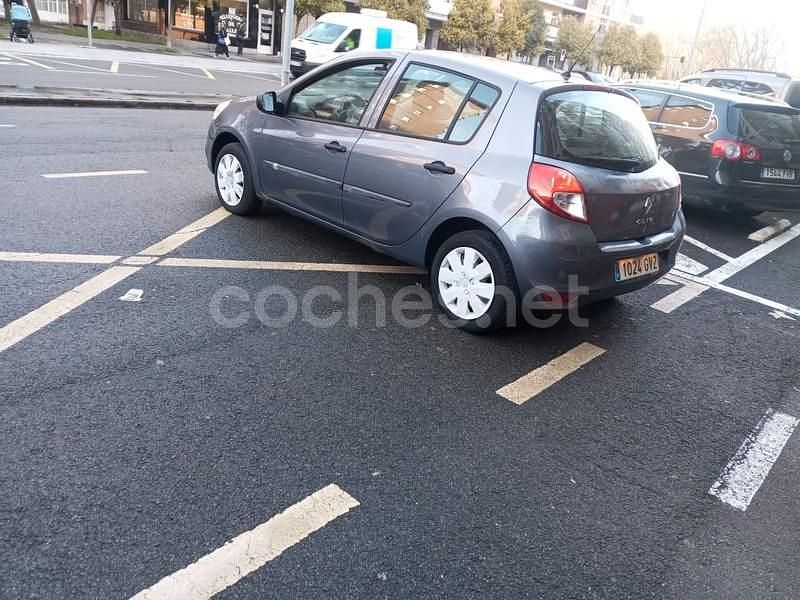 Usado Renault Clio II Expression 75 CV (55 kW) 2010 Gris / plata Berlina
