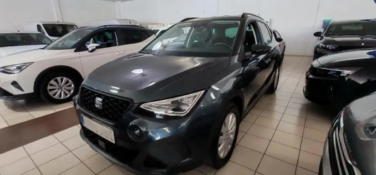 Usado Seat Arona Style 116 CV (85 kW) 2025 Gris magnetic + techo negro midnight SUV