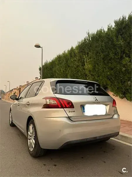 Usado Peugeot 308 Access 100 CV (73 kW) 2015 Gris / plata Berlina