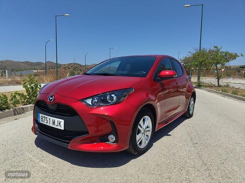 Granate Usado 2023 Mazda 2 Berlina | 19.899 € (Precio justo) - Imagen 1/4