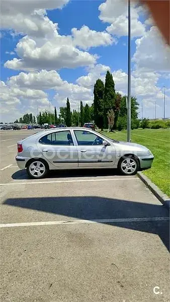 Usado Renault Mégane Privilege 110 CV (80 kW) 2001 Gris / plata Berlina