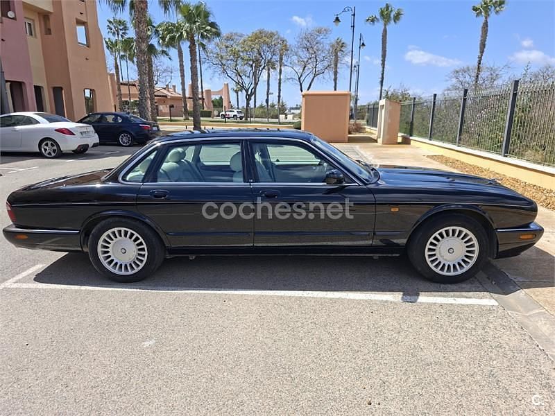 Usado Jaguar XJ8 Executive 290 CV (213 kW) 1998 Negro Berlina