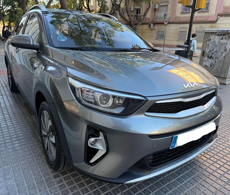 Usado Kia Stonic 84 CV (61 kW) 2023 Gris SUV
