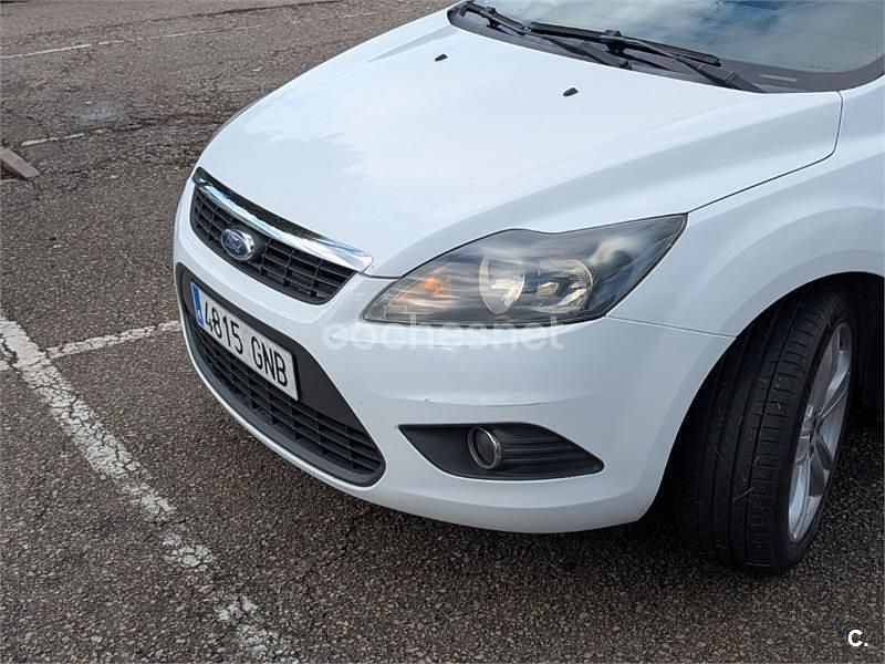 Usado Ford Focus Trend 109 CV (80 kW) 2009 Blanco Berlina