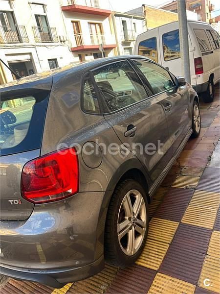 Usado VW Polo R-line 90 CV (66 kW) 2014 Gris / plata Berlina