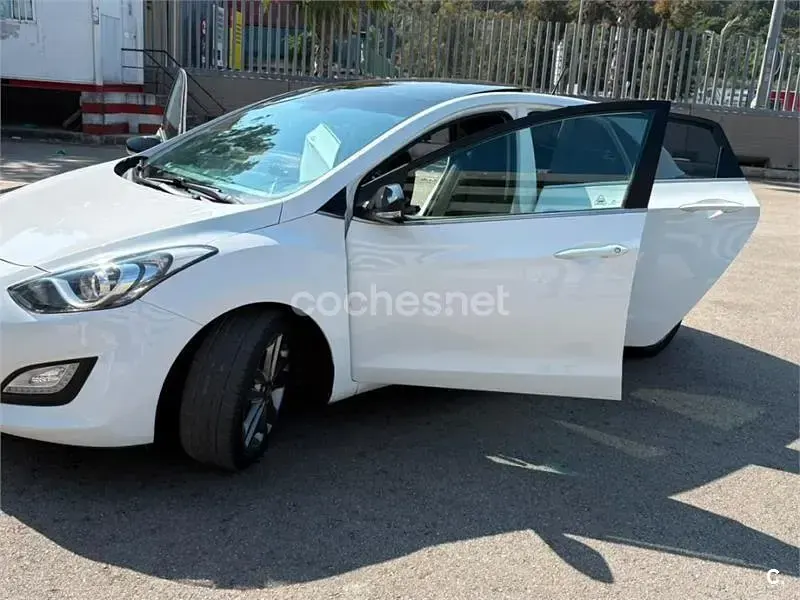 Usado Hyundai i30 Blackline 110 CV (80 kW) 2015 Blanco Berlina