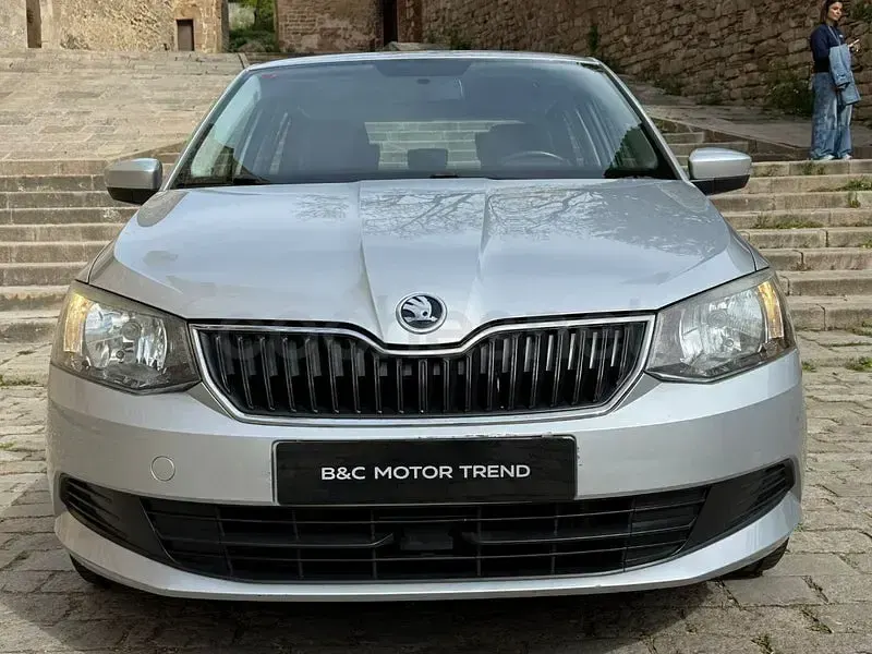Usado Skoda Fabia Business Line 75 CV (55 kW) 2017 Gris / plata Berlina