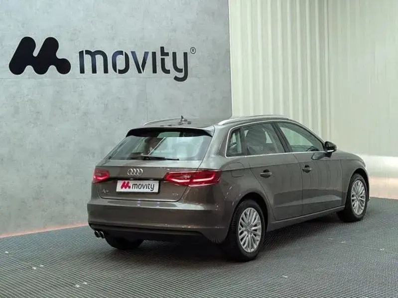 Usado Audi A3 Attraction 150 CV (110 kW) 2015 Gris / plata Berlina
