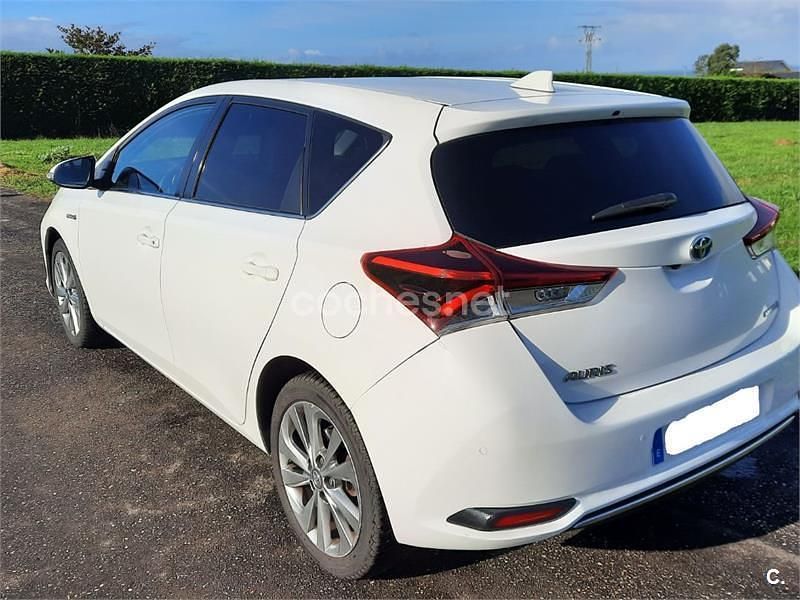 Usado Toyota Auris Hybrid Advance 136 CV (100 kW) 2017 Blanco Berlina