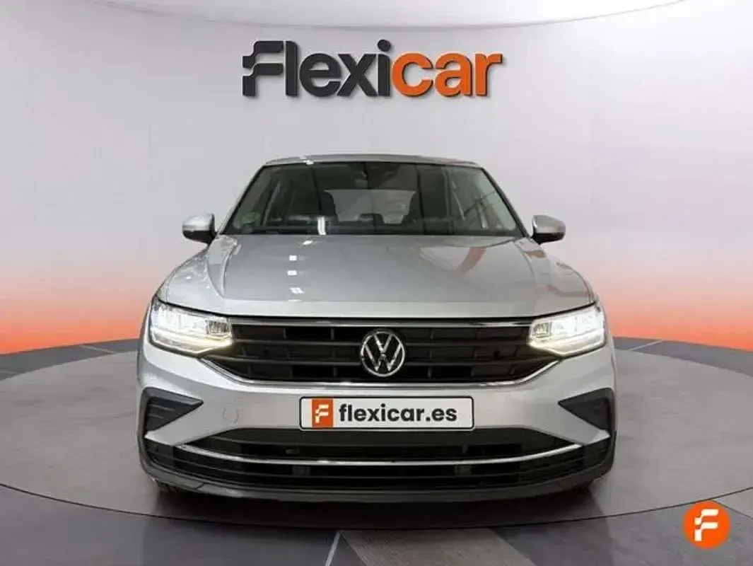 Usado VW Tiguan Life 131 CV (96 kW) 2021 Gris SUV