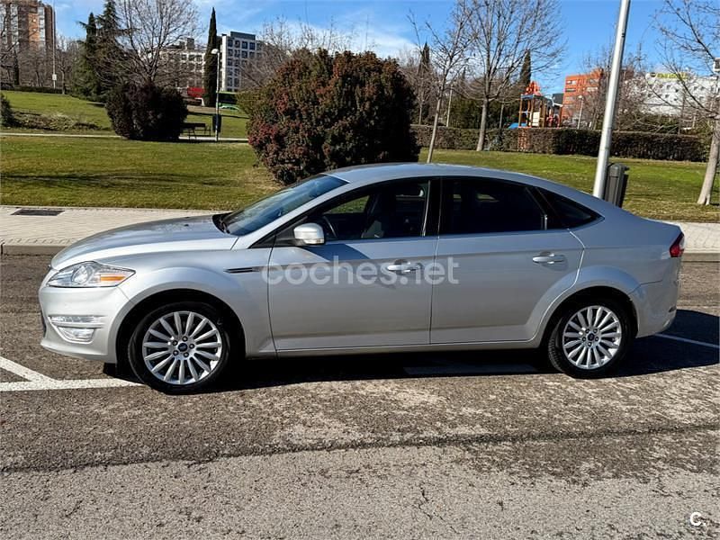 Usado Ford Mondeo Limited 115 CV (84 kW) 2014 Gris / plata Berlina