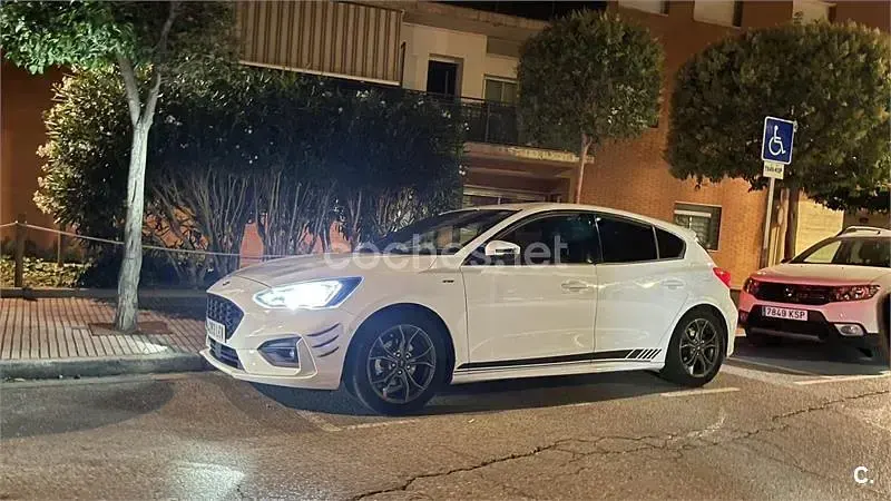 Usado Ford Focus ST-Line 125 CV (91 kW) 2019 Blanco Berlina