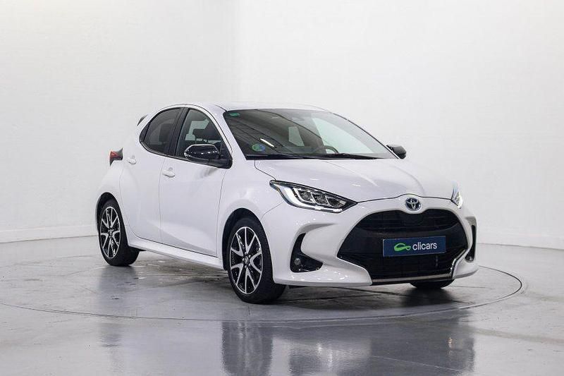 Usado Toyota Yaris Hybrid Style 75 CV (55 kW) 2022 Blanco