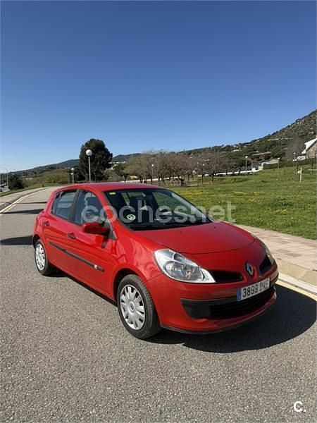 Usado Renault Clio II 85 CV (62 kW) 2006 Rojo Berlina