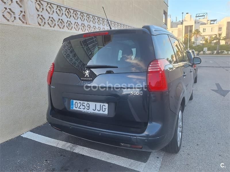 Usado Peugeot 5008 Allure 120 CV (88 kW) 2015 Azul Monovolumen