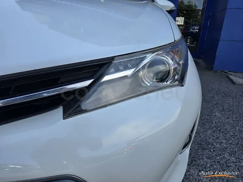Usado Toyota Auris Hybrid Active 136 CV (100 kW) 2014 Blanco Familiar
