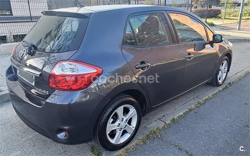 Usado Toyota Auris Active 90 CV (66 kW) 2011 Marrón Utilitario
