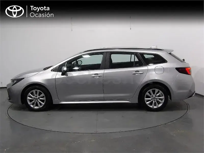Usado Toyota Corolla Active 140 CV (102 kW) 2025 Gris / plata Familiar