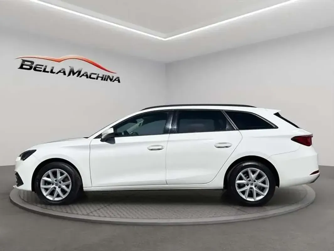 Usado Seat Leon Style 150 CV (110 kW) 2021 Blanco Familiar