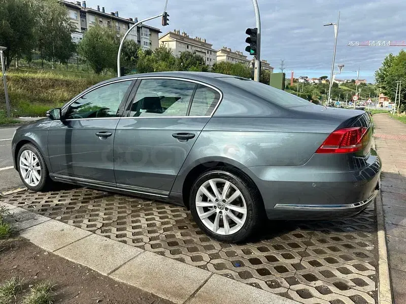 Usado VW Passat Highline 140 CV (102 kW) 2012 Gris / plata Berlina