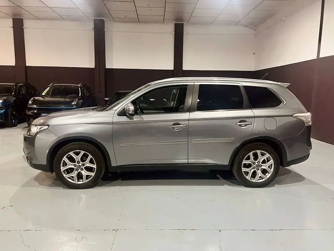 Usado Mitsubishi Outlander P-HEV 203 CV (149 kW) 2015 Gris SUV