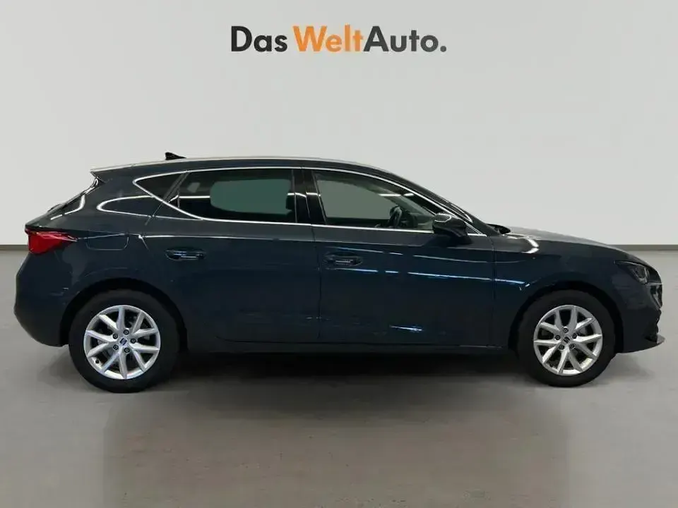 Käytetty Seat Leon Style 116 HP (85 kW) 2025 Sininen Sedan